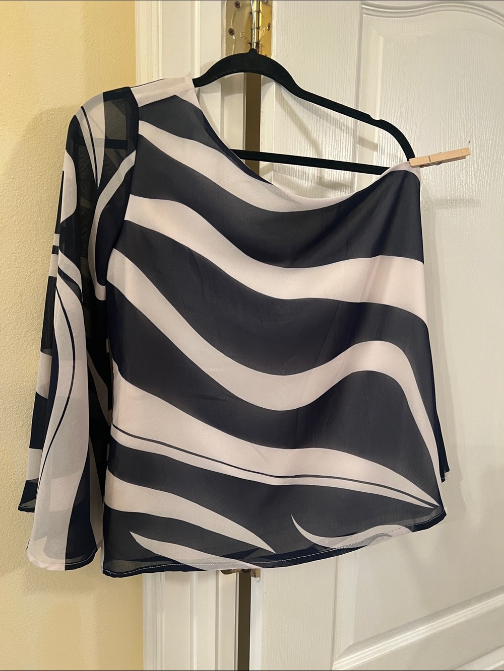 VENUS Navy and White One-Shoulder Wave Print Tunic